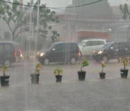 Ilustrasi hujan disertai angin kencang melanda Riau (foto/int)